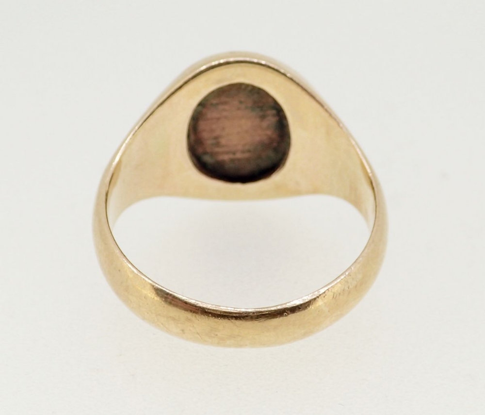 A 9 carat gold signet ring, size T, 7.5g - Image 4 of 4