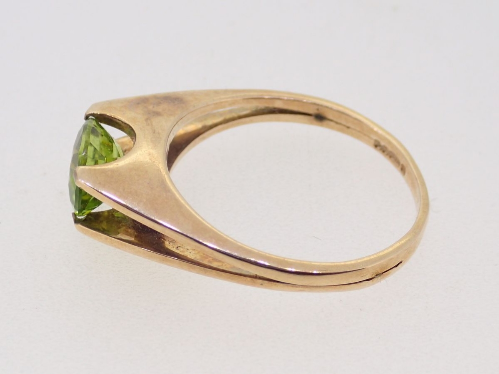 A 9 carat gold peridot ring on split shank, size M, 2.7g - Image 3 of 4