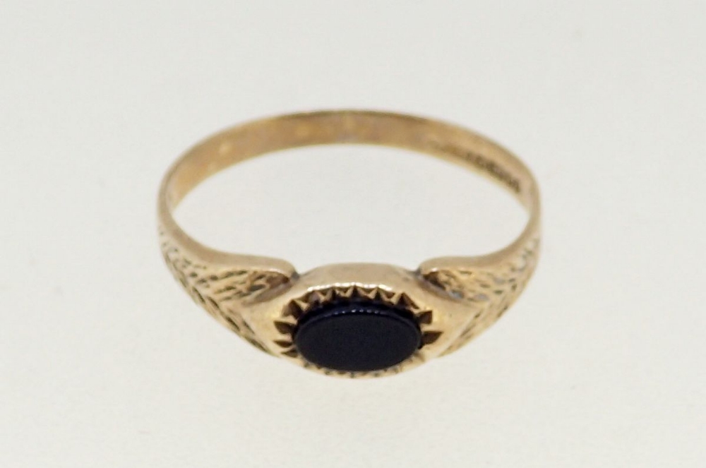 A 9 carat gold ring set oval black stone, size L, 1.4g