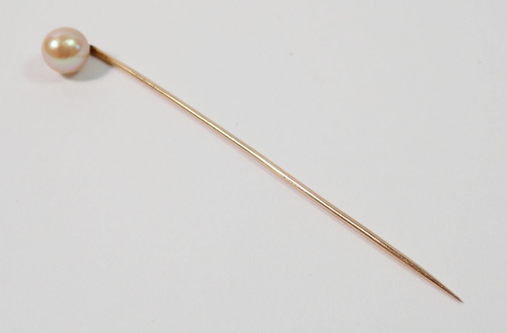 A 9ct gold stick pin set pearl, unmarked but tested as gold, cased, 1.3g - Image 2 of 2