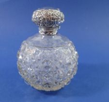 A large Victorian cut glass and silver topped perfume bottle with stopper, 12.5cm, Chester 1900 by