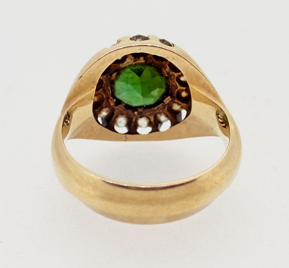 An 18 carat gold diamond and emerald cluster ring, size M, 7.2g - Image 4 of 6