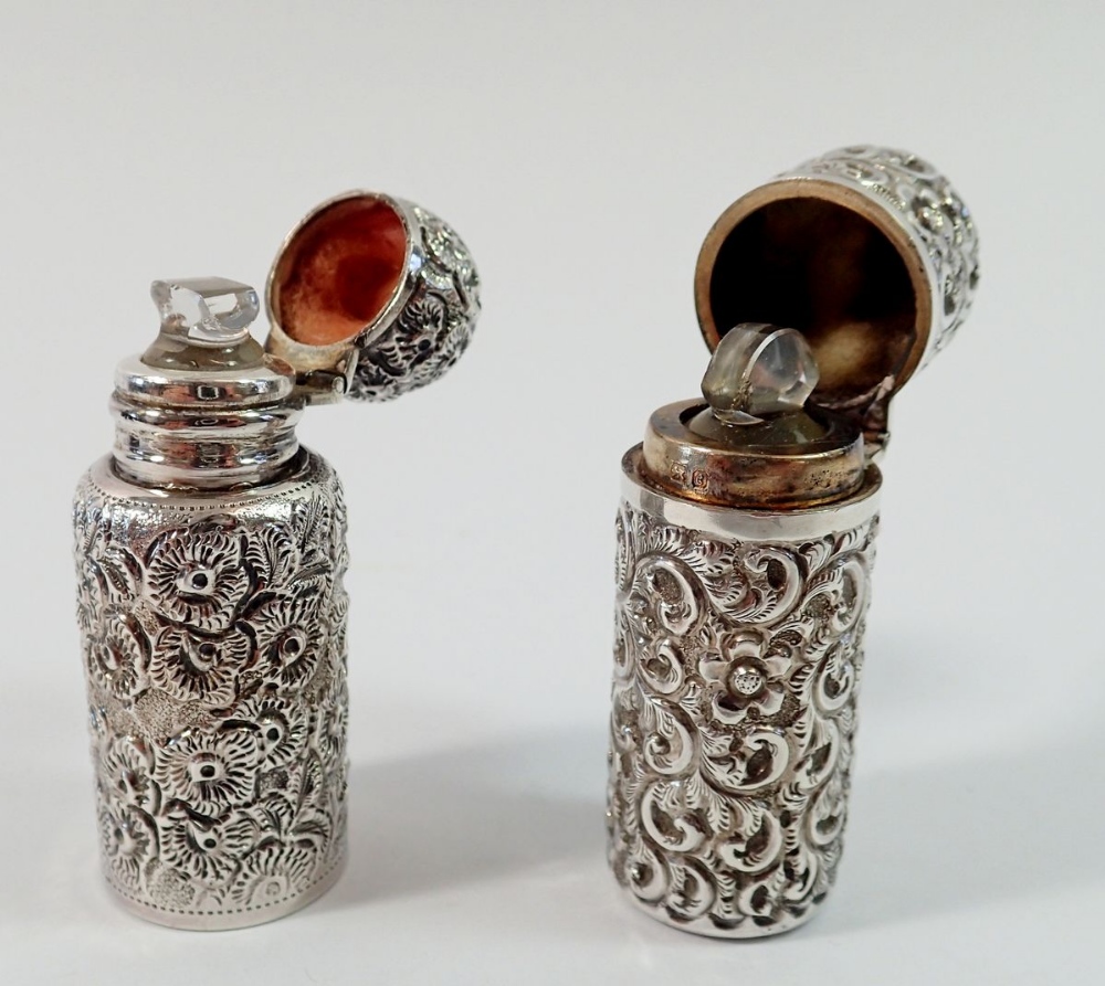 Two silver perfume/smelling salt bottles, Chester 1903 and Birmingham 1900, 5.5cm tall - Bild 2 aus 3