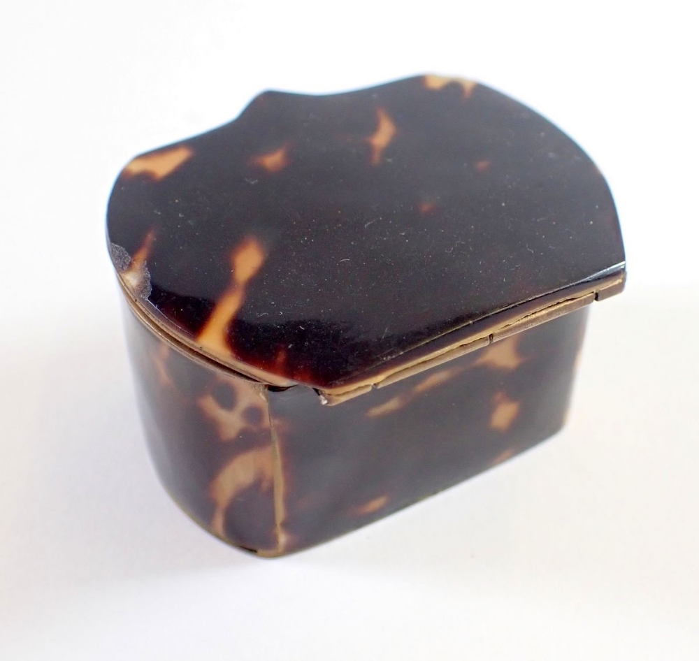 A 19th century tortoiseshell and gilt metal patch box, 4.5cm wide - Bild 3 aus 3