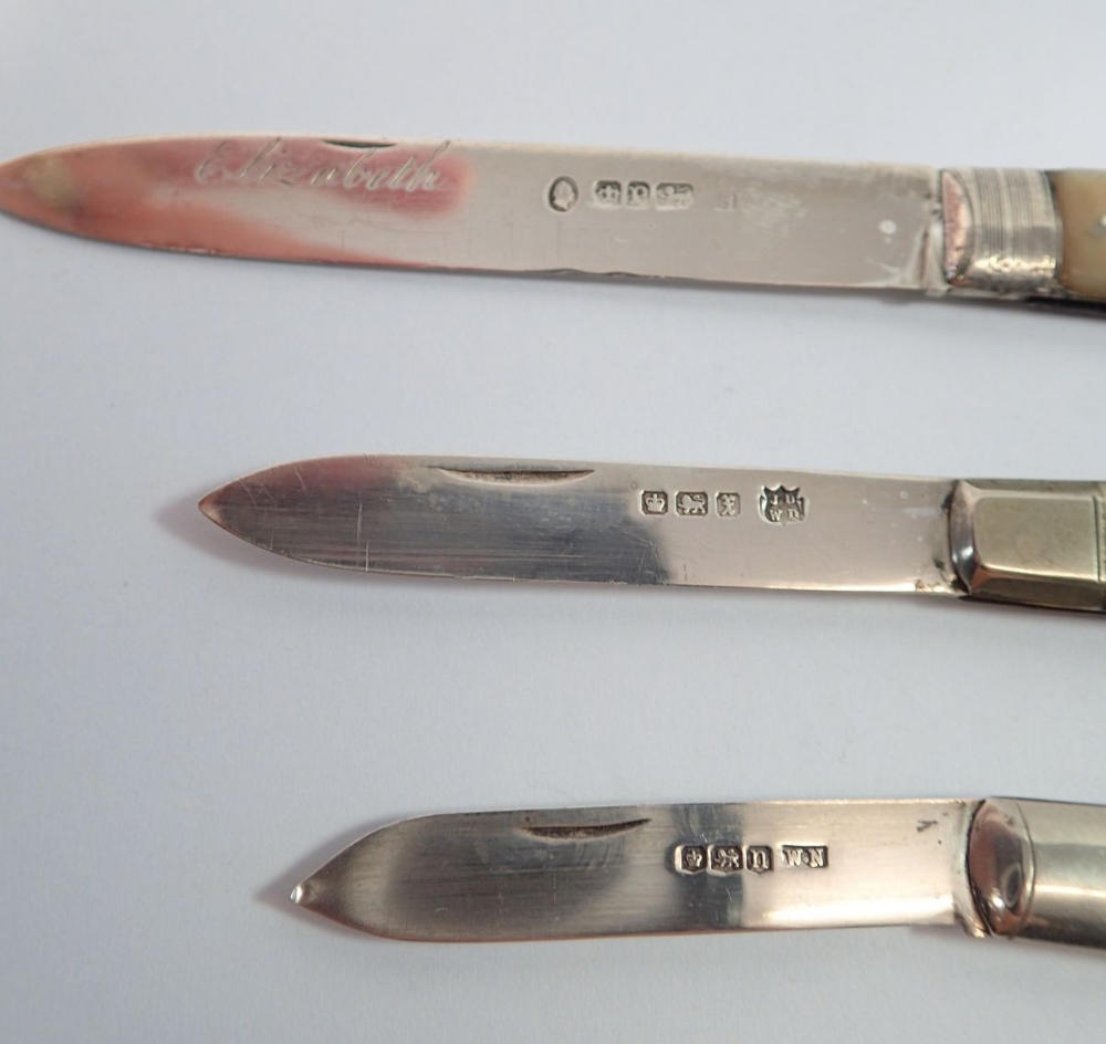 Three silver and mother of pearl folding fruit knives - Image 2 of 3