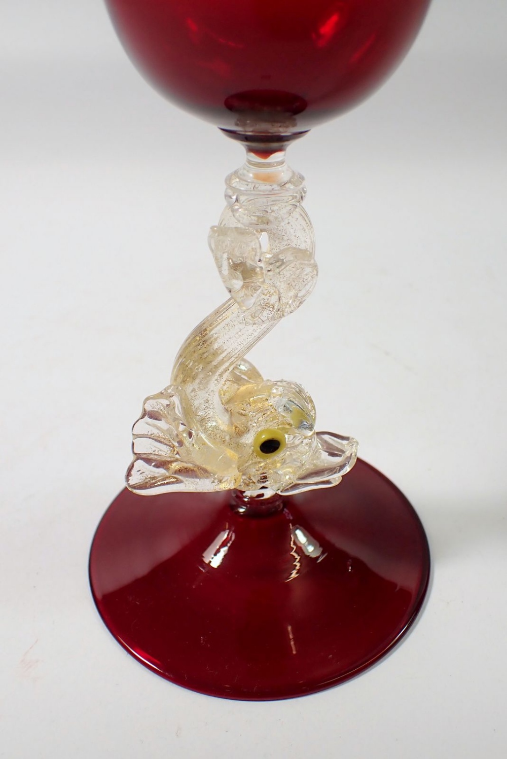 A 20th century Salviati red goblet on dolphin stem, 21cm tall - Image 2 of 3