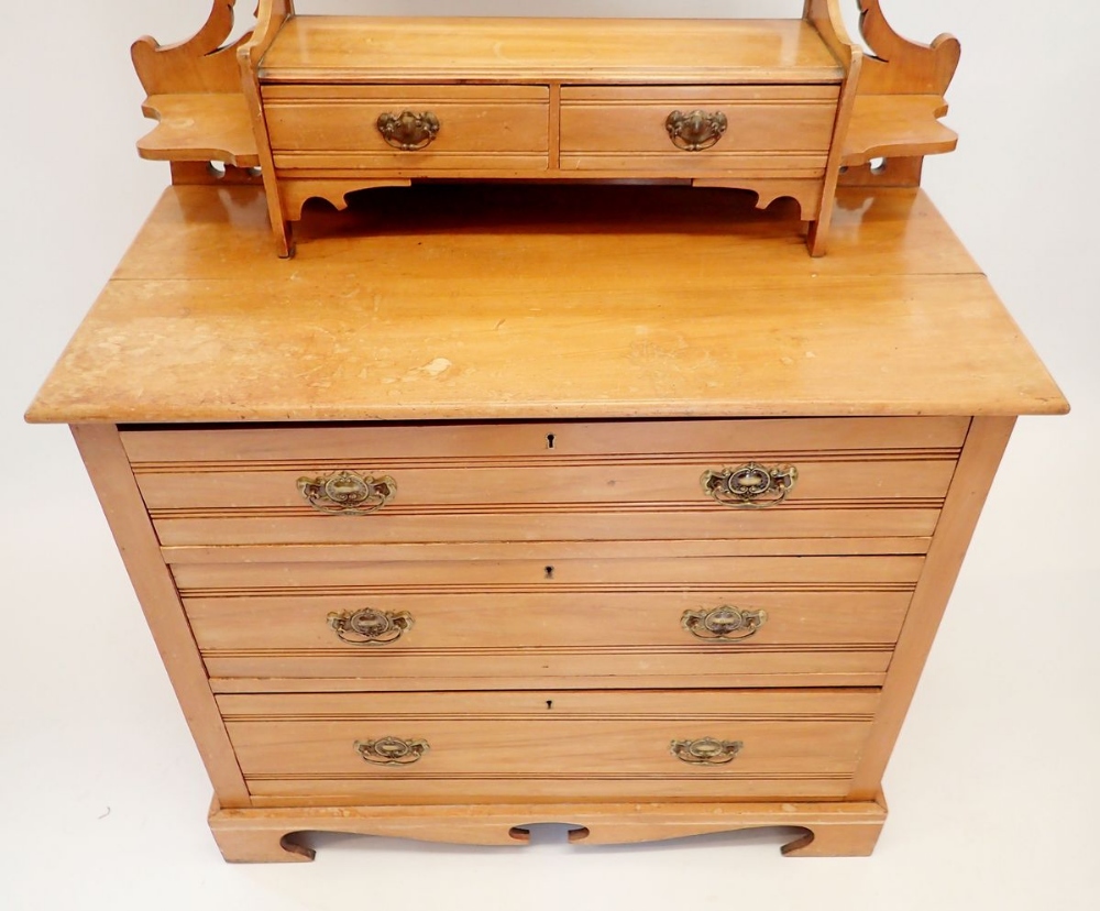 An Edwardian satinwalnut dressing table with swing mirror and trinket drawers over two short and two - Bild 2 aus 2