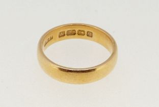 A 22 carat gold wedding band, 5.8g