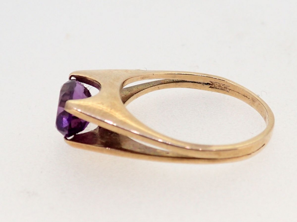 A 9 carat gold amethyst ring on split shank, size M, 2.7g - Image 3 of 4