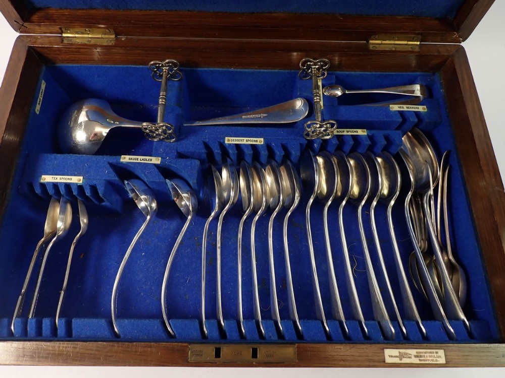 A Walker & Hall silver plated cutlery set in fitted oak case - Image 2 of 4
