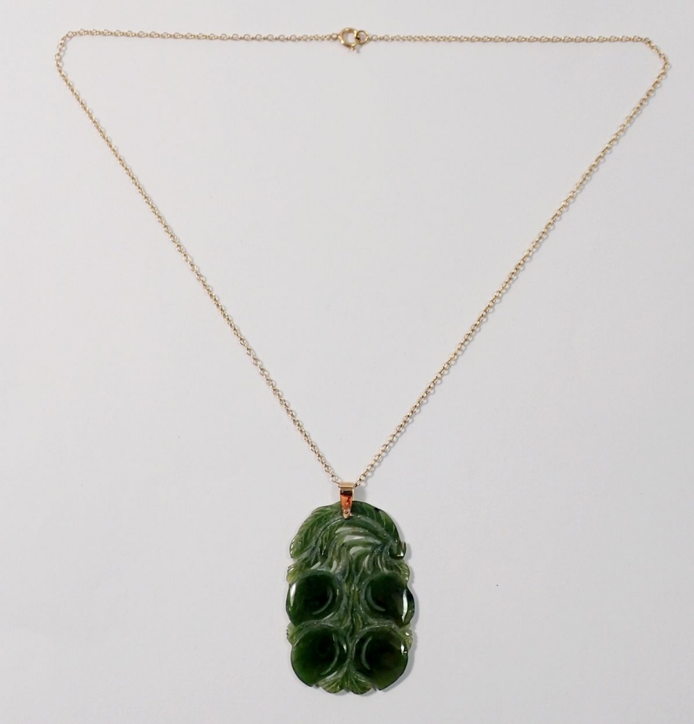 A Chinese 9 carat gold mounted jade pendant carved fruit, 4.5 x 3cm on 9 carat gold chain - Image 2 of 4