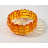 A Baltic amber stretch bracelet, 22g