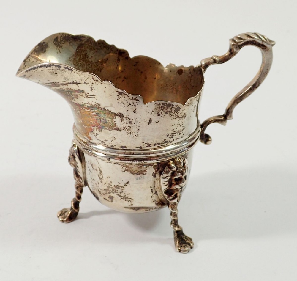 A silver cream jug on lion mask and paw feet, Birmingham 1901, 90g