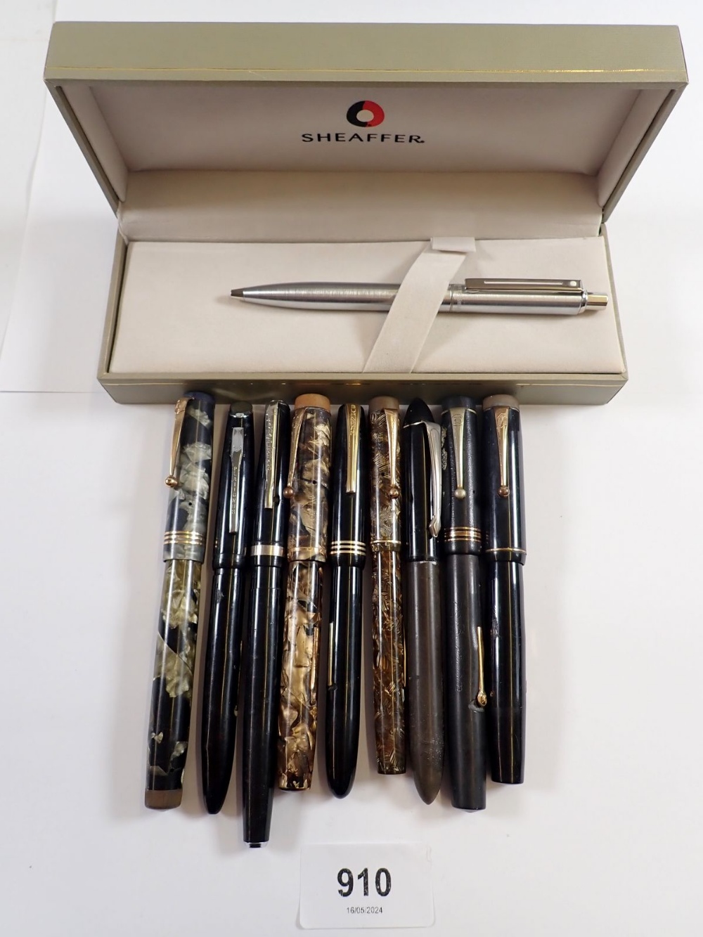 A group of fine fountain pens including Swan, Mentmore, Platignum, Valentine etc. plus a cased