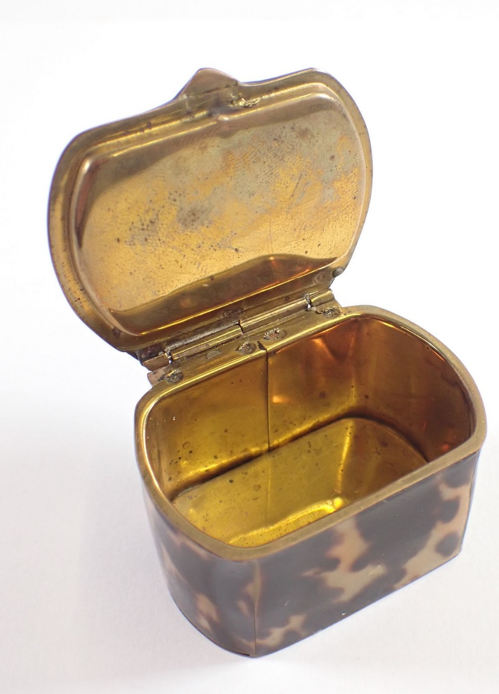 A 19th century tortoiseshell and gilt metal patch box, 4.5cm wide - Bild 2 aus 3