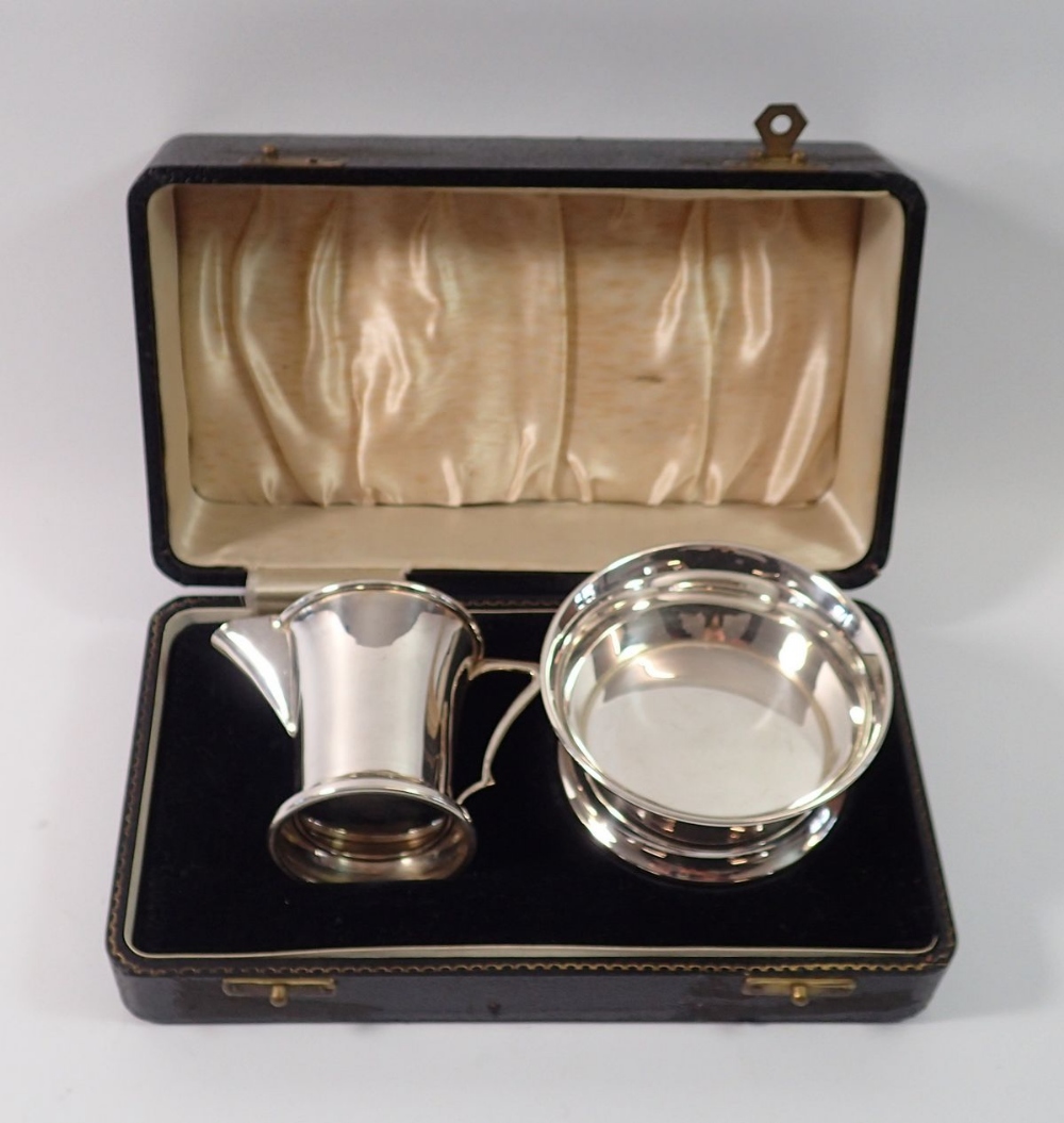 A vintage silver Art Deco style milk jug and sugar, boxed Birmingham 1951 and 63, 136g - Image 2 of 3