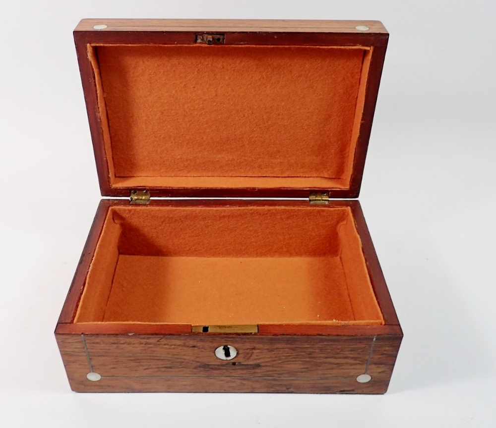 A 19th century mahogany box with mother of pearl inlay, 22.5cm wide - Bild 2 aus 3