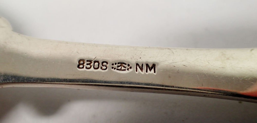 A Scandinavian silver serving fork and spoon, both marked 830, 133g - Bild 3 aus 3