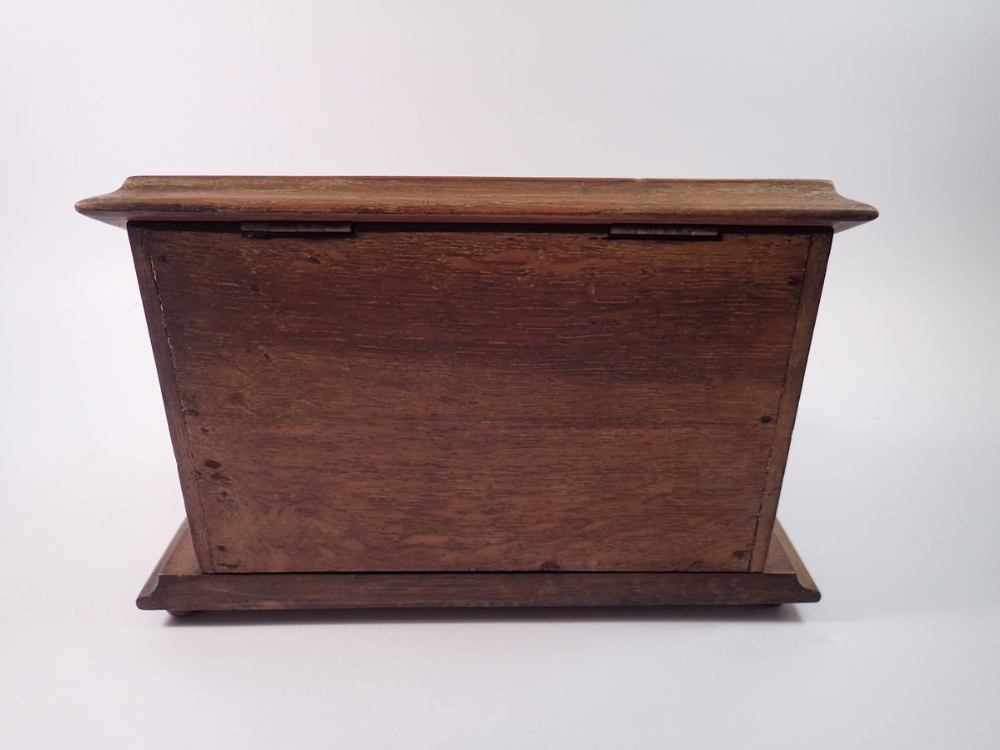 A Victorian oak correspondence box with rise top letter compartment and inkstand fitted two glass - Bild 4 aus 4