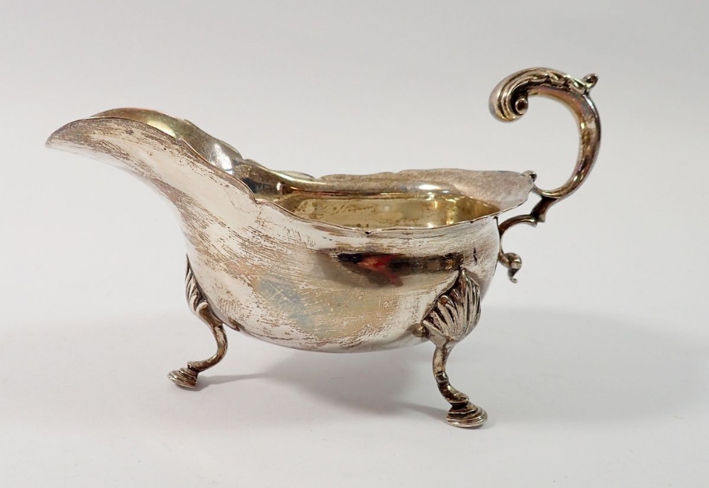 A silver sauce boat on shell and hoof feet, Sheffield 1902, Fordham & Faulkner, 268g - Image 3 of 4