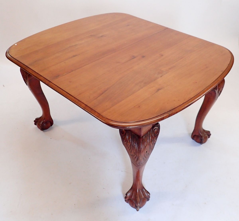 A Victorian mahogany windout dining table and two interleaves all on cabriole, claw and ball - Bild 2 aus 3