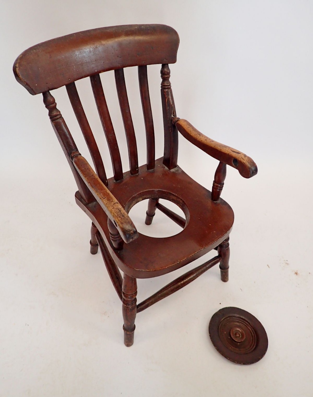 A Victorian Childs potty chair with slat back - Bild 2 aus 2