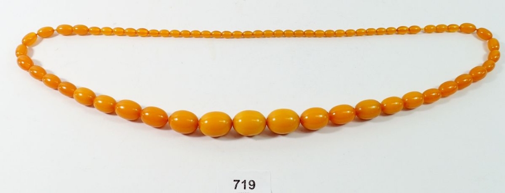 An amber bead necklace, 83g, 86cm