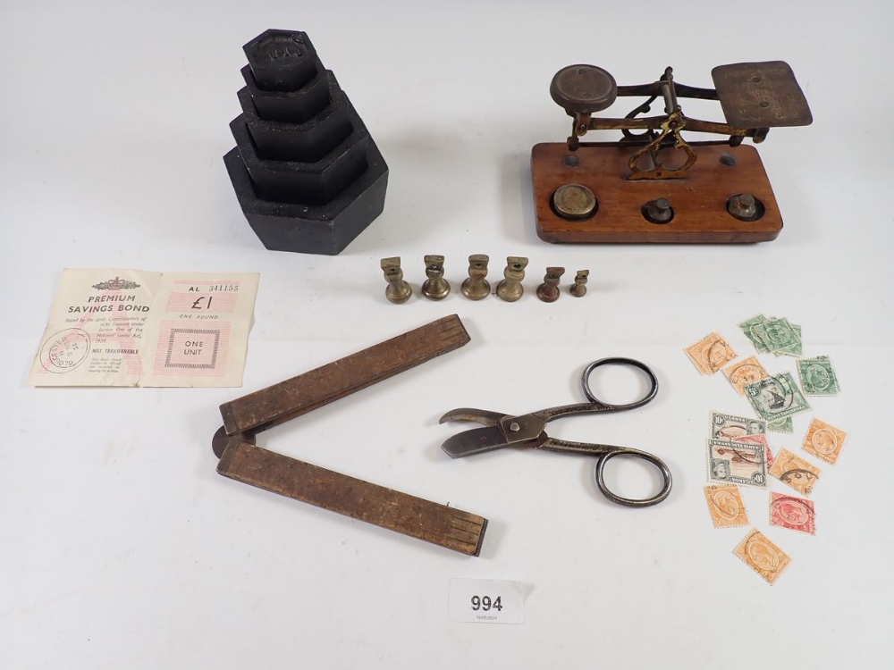 A group of collectables including Post Office scales, selection of brass weights, 100g-2kg graduated - Bild 2 aus 4