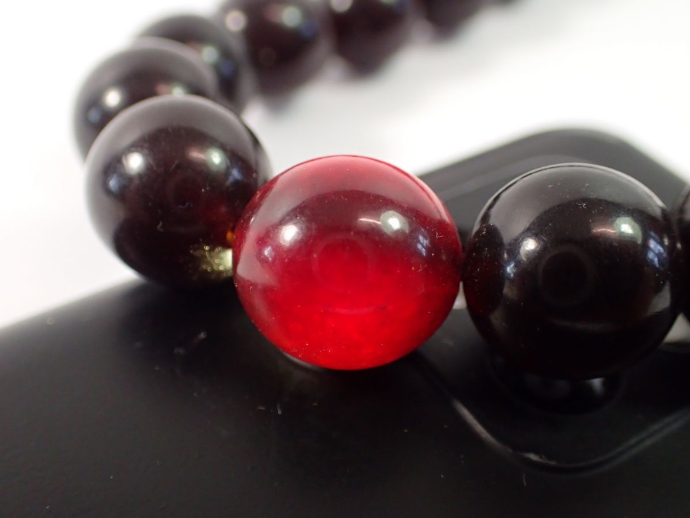 A cherry amber bead necklace, 50cm long, 57g - Image 3 of 5