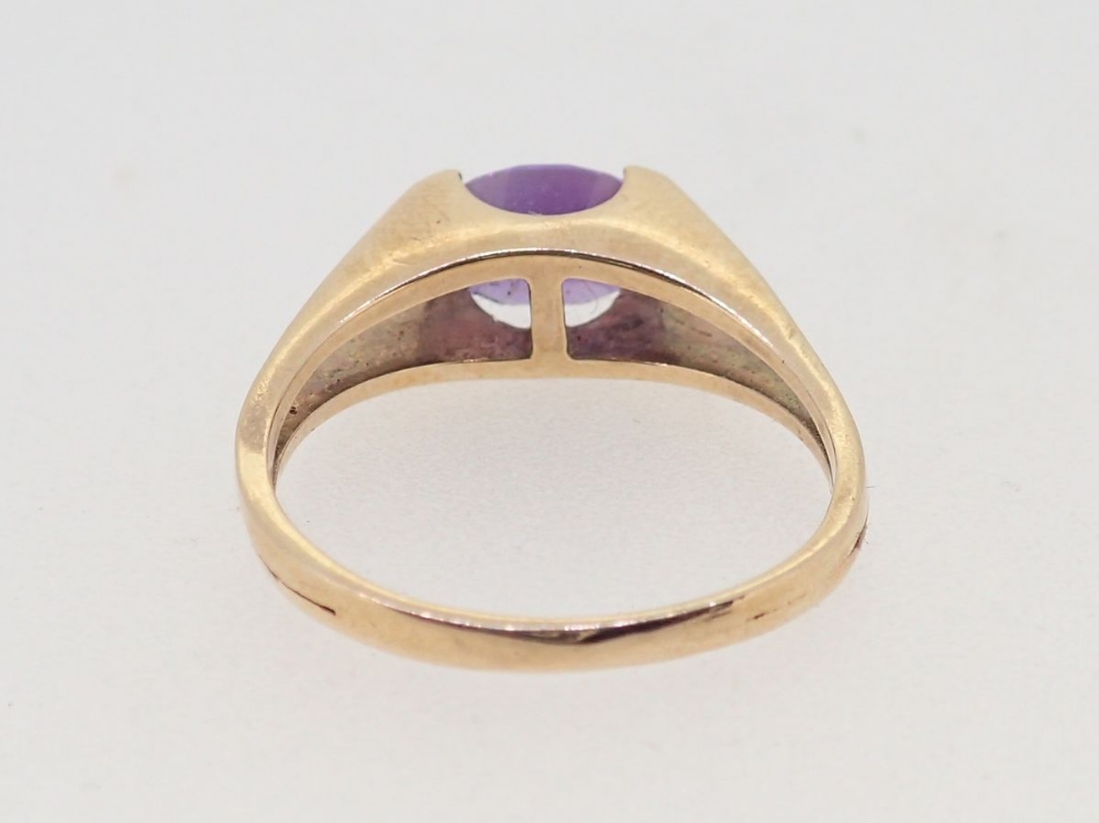 A 9 carat gold amethyst ring on split shank, size M, 2.7g - Image 4 of 4