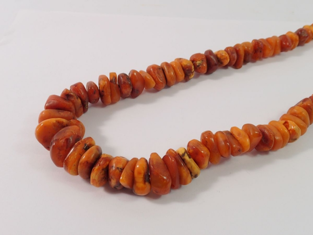 An amber chip necklace, 52cm long, 70g - Bild 2 aus 3