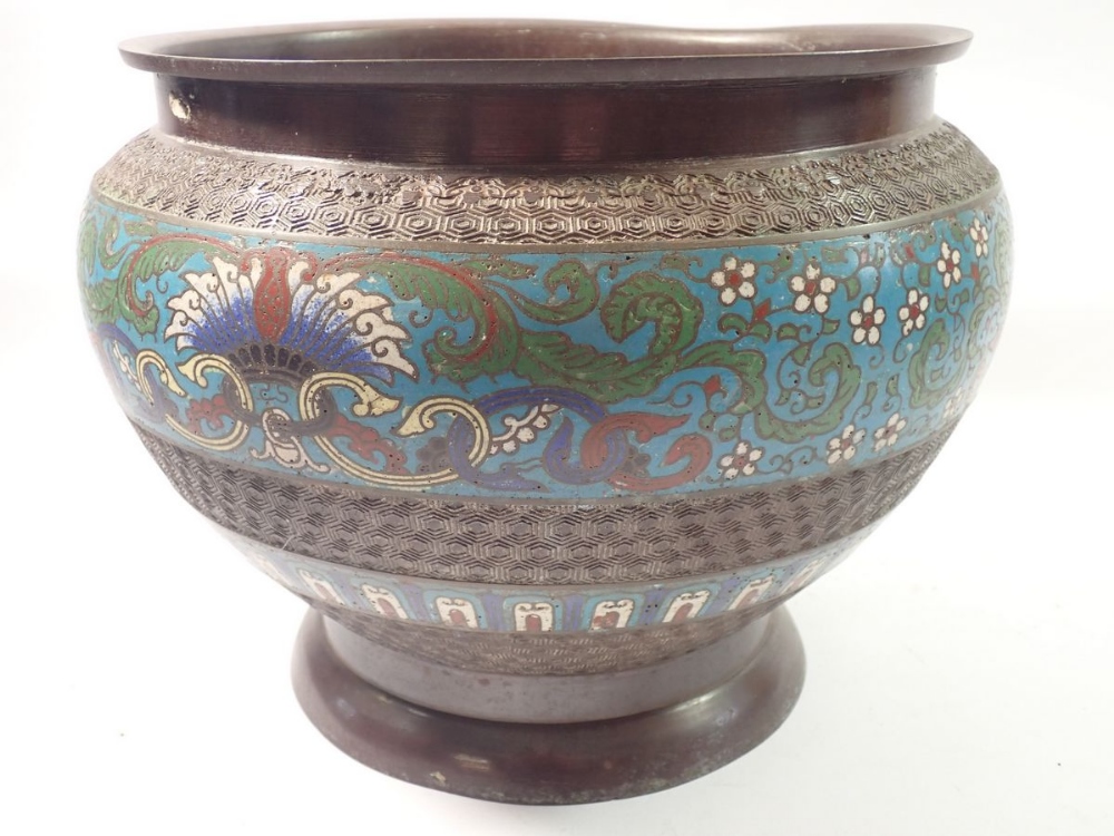 A 19th century Chinese bronze cloisonne enamel jardinière with shell decoration - Image 4 of 7