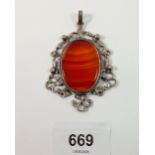 An agate pendant with 800 standard scrollwork mount, 6.5 x 4.5cm