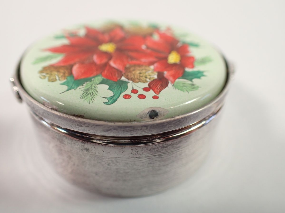 A Thistle & Bee silver Christmas trinket box with enamel poinsettia lid, 4.5cm diameter - Image 4 of 4