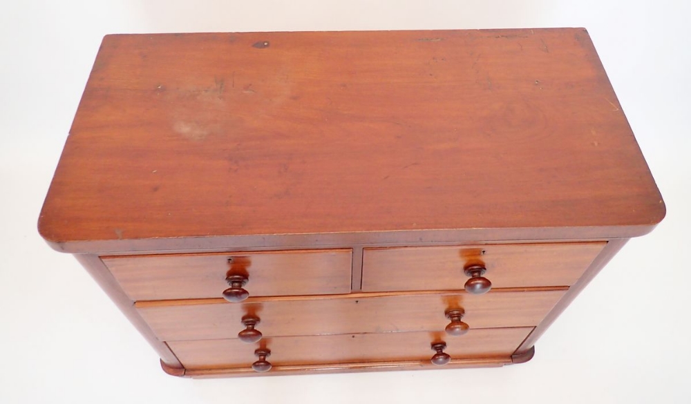 A Victorian mahogany chest of two short and two long drawers, 100 x 47 x 85cm - Bild 2 aus 2