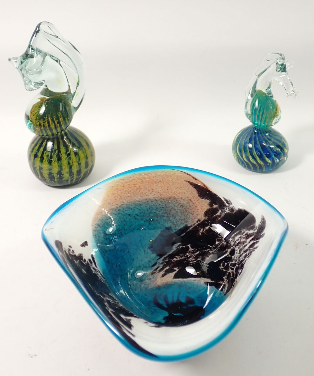 A Medina art glass bowl, 16cm wide and two sea horses - Image 2 of 2