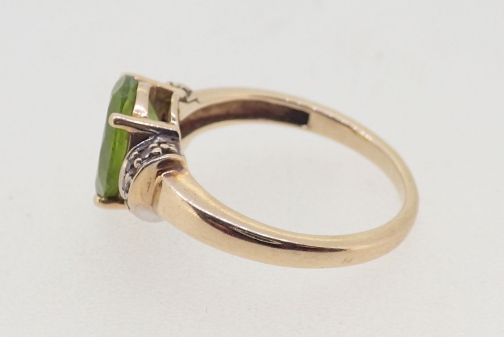 A 9 carat gold ring set peridot flanked by chip diamonds, size J, 2.5g - Image 3 of 4