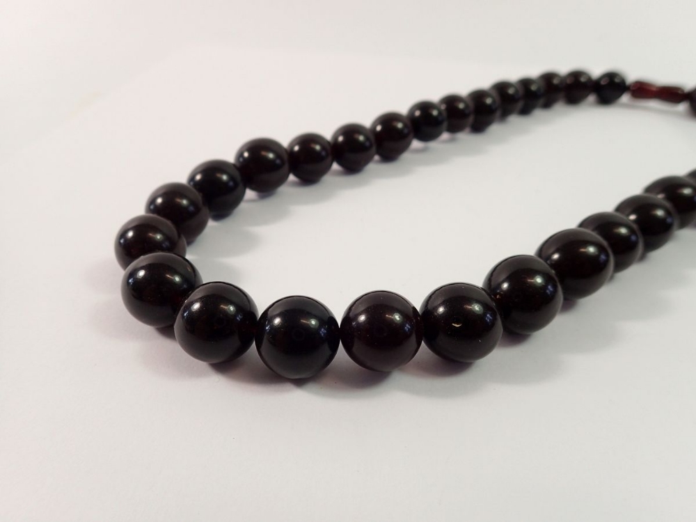A cherry amber bead necklace, 50cm long, 57g - Image 2 of 5