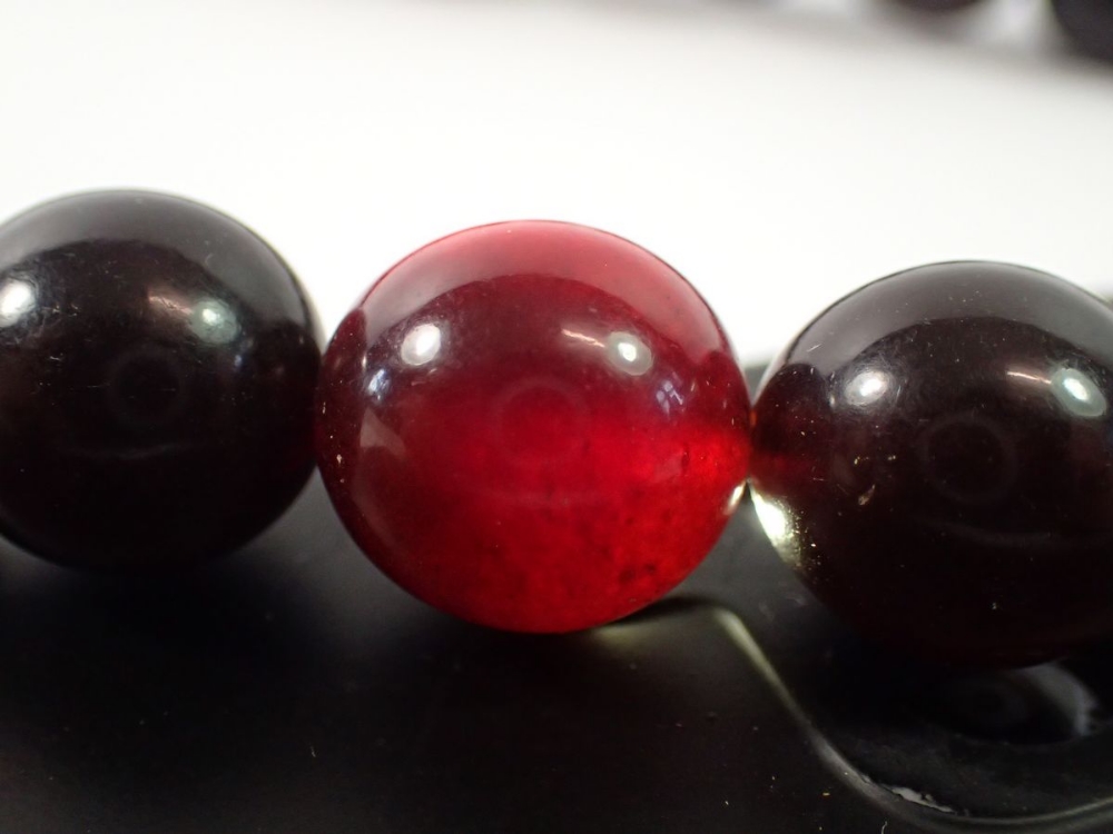 A cherry amber bead necklace, 50cm long, 57g - Image 5 of 5