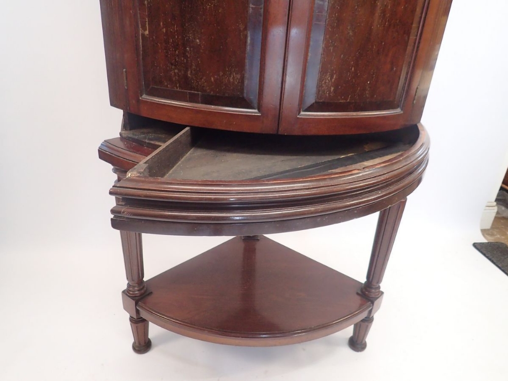 A 19th century bow fronted mahogany corner cabinet with unusual hinged secret compartment to - Bild 2 aus 3