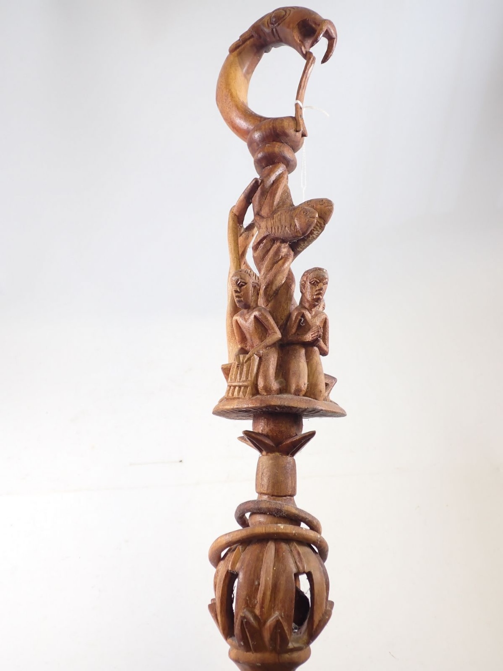 A carved wood Nyami Nyami walking stick, 90cm - Bild 3 aus 4