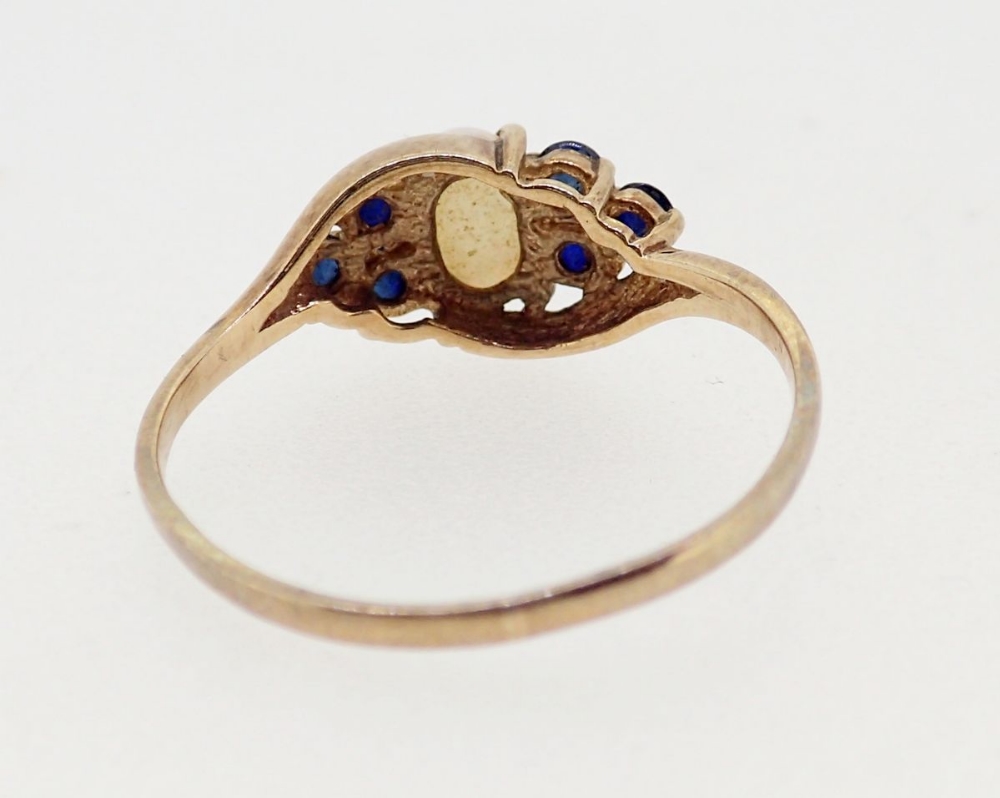 A 9 carat gold ring set opal flanked by six sapphires, size M, 1.1g - Image 4 of 4