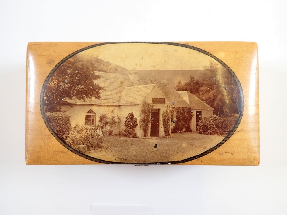 A Mauchline ware souvenir box decorated scenes of Moffat, Scotland, 11.5cm wide - Bild 2 aus 2