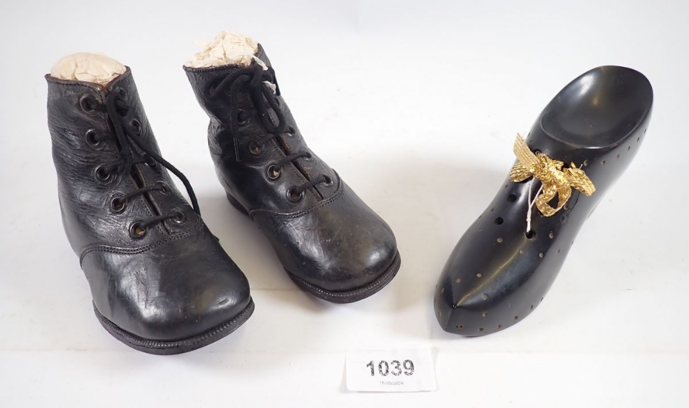 A pair of Victorian children's leather boots, 15cm and a carved ebony shoe