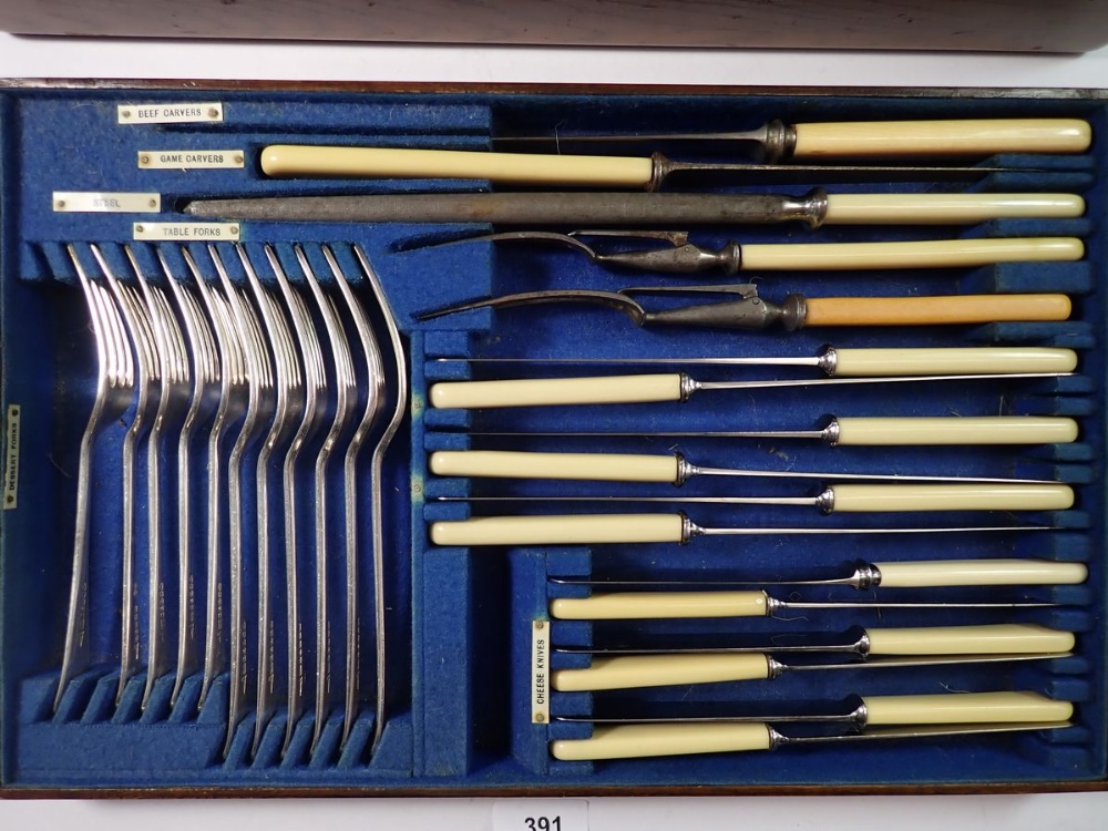 A Walker & Hall silver plated cutlery set in fitted oak case - Image 3 of 4