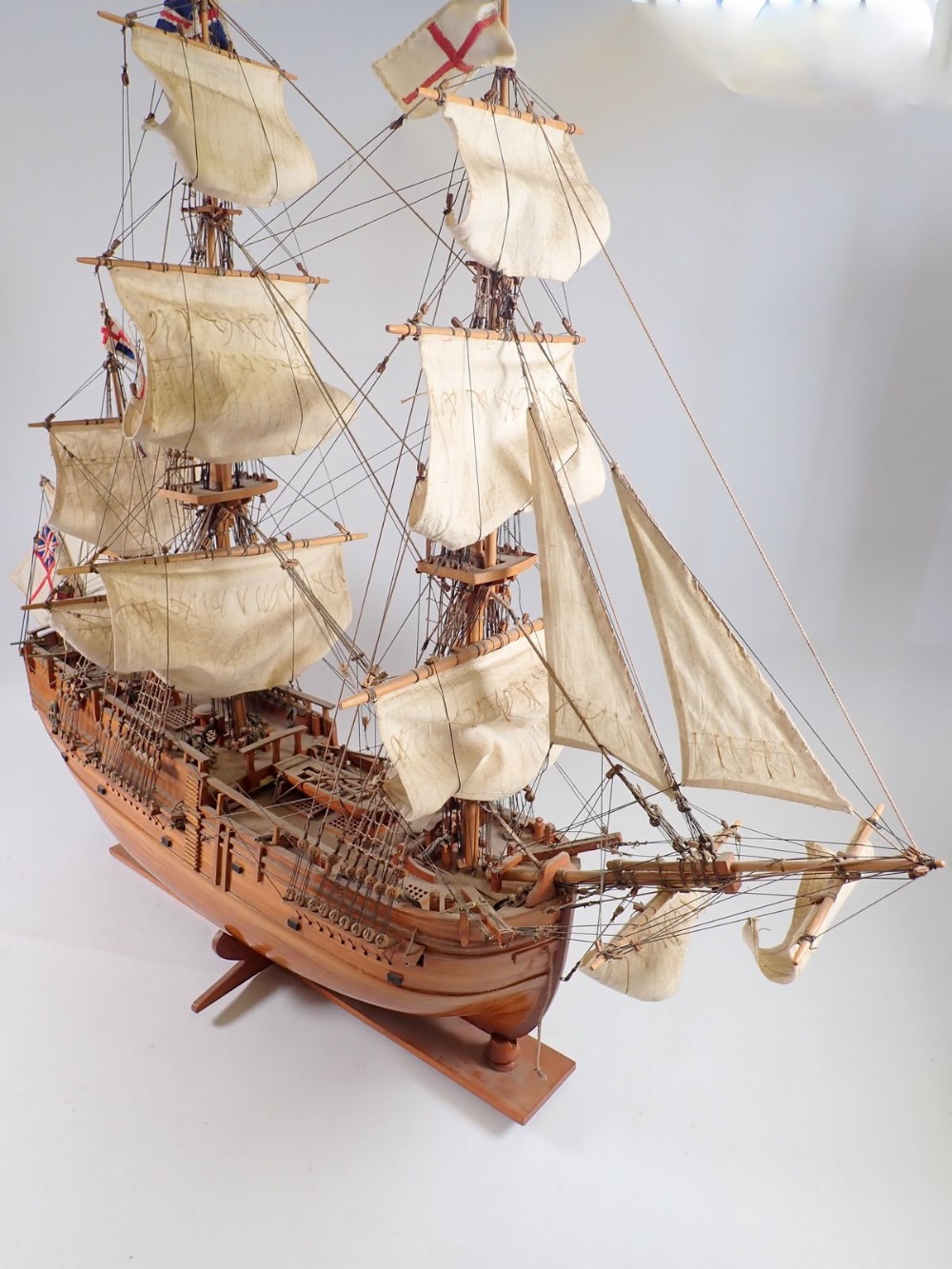 A wooden model three masted sailing ship, 78cm tall - Bild 6 aus 6