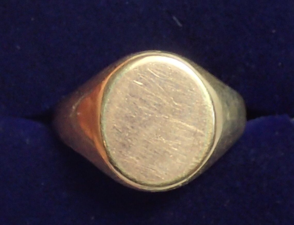 A 9 carat gold signet ring, size T, 7.5g