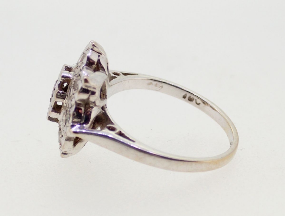 An 18 carat white gold star form ring illusion set diamonds, size H, 3.6g - Image 3 of 4