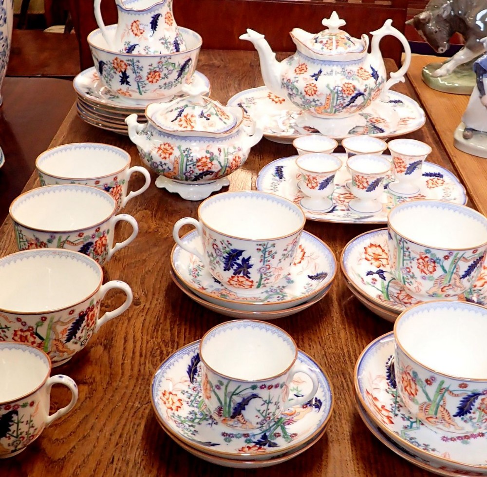 A 19th century Coalport breakfast set decorated 'Tiger in the Garden' circa 1825 comprising - Bild 3 aus 3