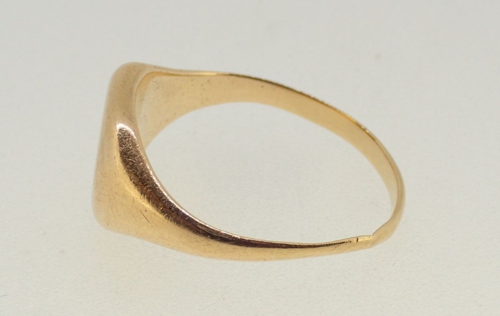 An 18 carat gold gent's signet ring, 6.4g - Image 2 of 3